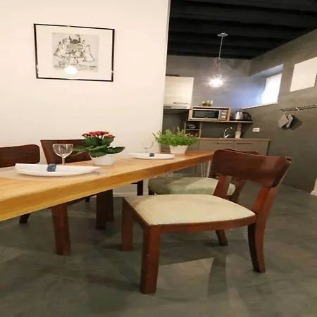 Quiet In S Old Town - With Terrace شقة